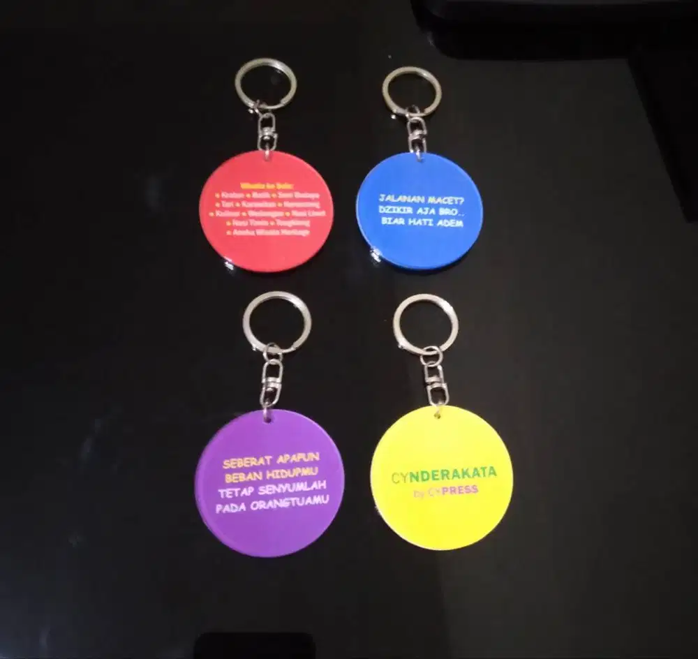 Souvenir dengan motif kata-kata unik