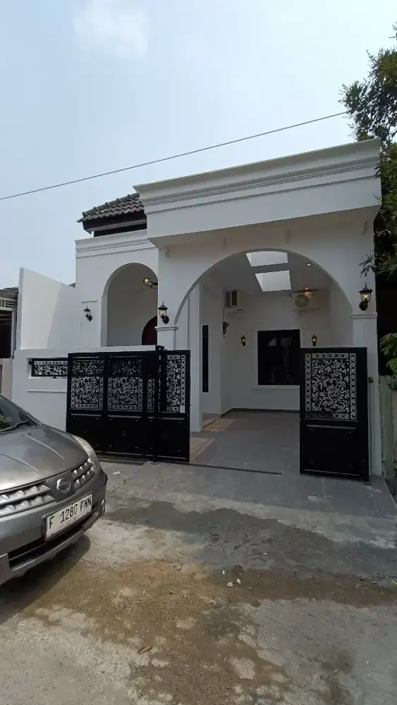 Rumah klasik Eropa siap huni ada teras belakang