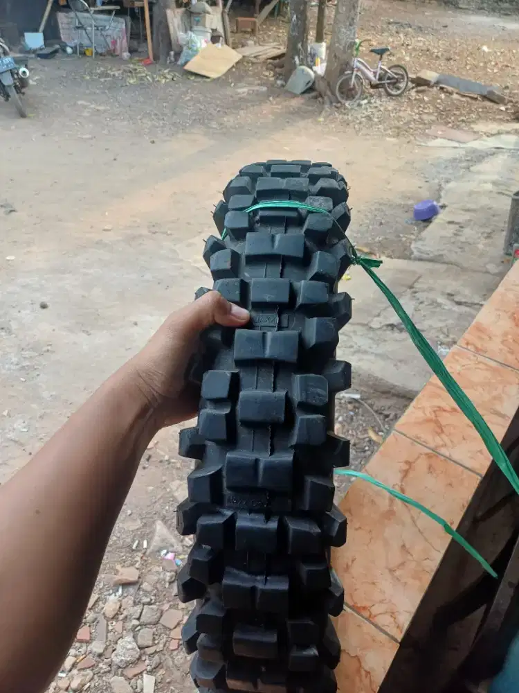 Ban Maxxis 110-100 r18