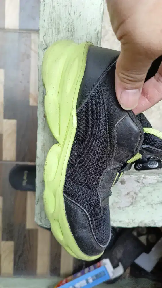 Sepatu lari diadora preloved