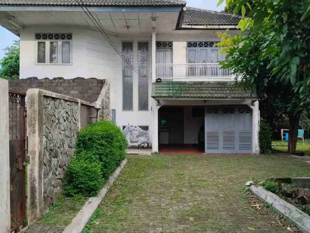 Dijual rumah dan cafe di atas tanah yang luas di lokasi premium
