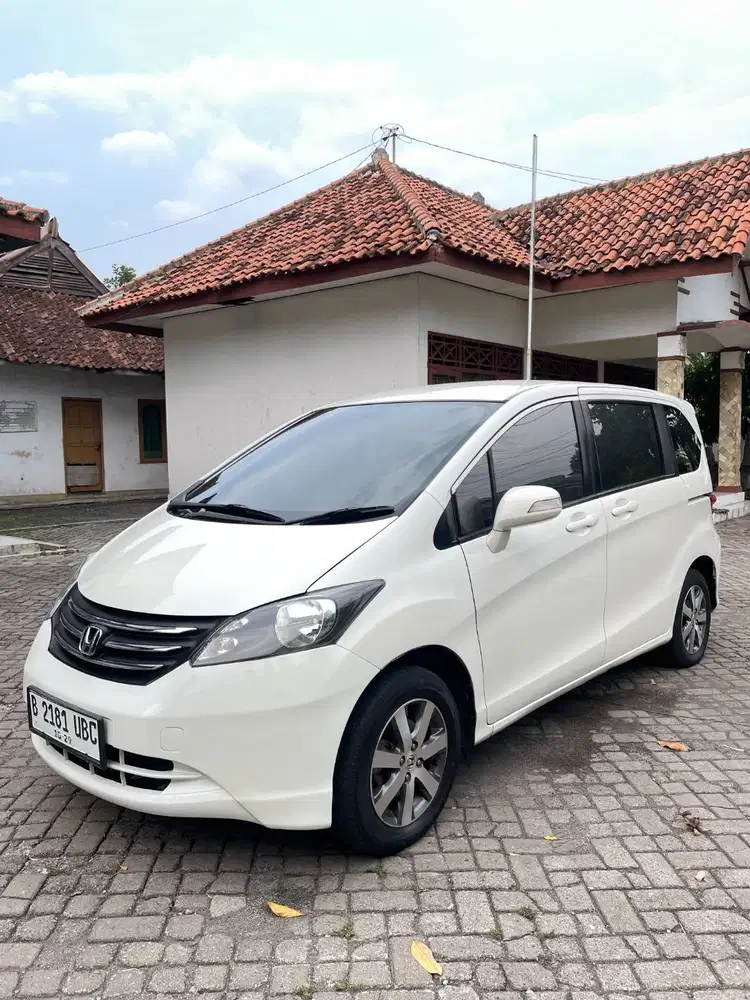 HONDA FREED PSD A/T 2011 PUTIH METALIC ORIGINAL