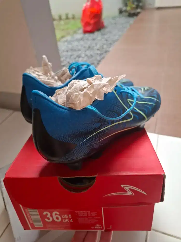 Sepatu Bola Specs uk. 36