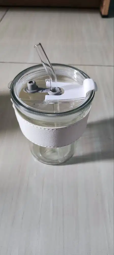 Gelas Kaca Tutup Free Sedotan dengan Pegangan Holder Kulit