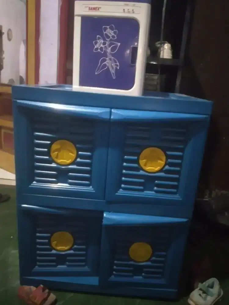 Lemari plastik dan dispenser