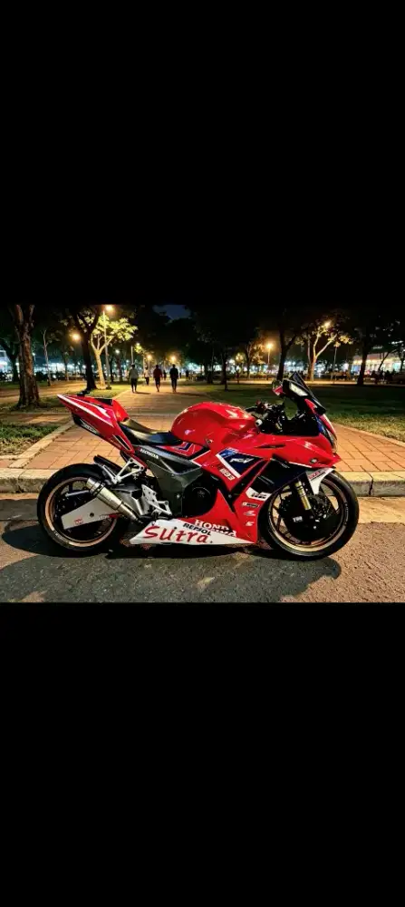 CBR 150 modif moge look. Body & arm full cover fiber. Murah aja..