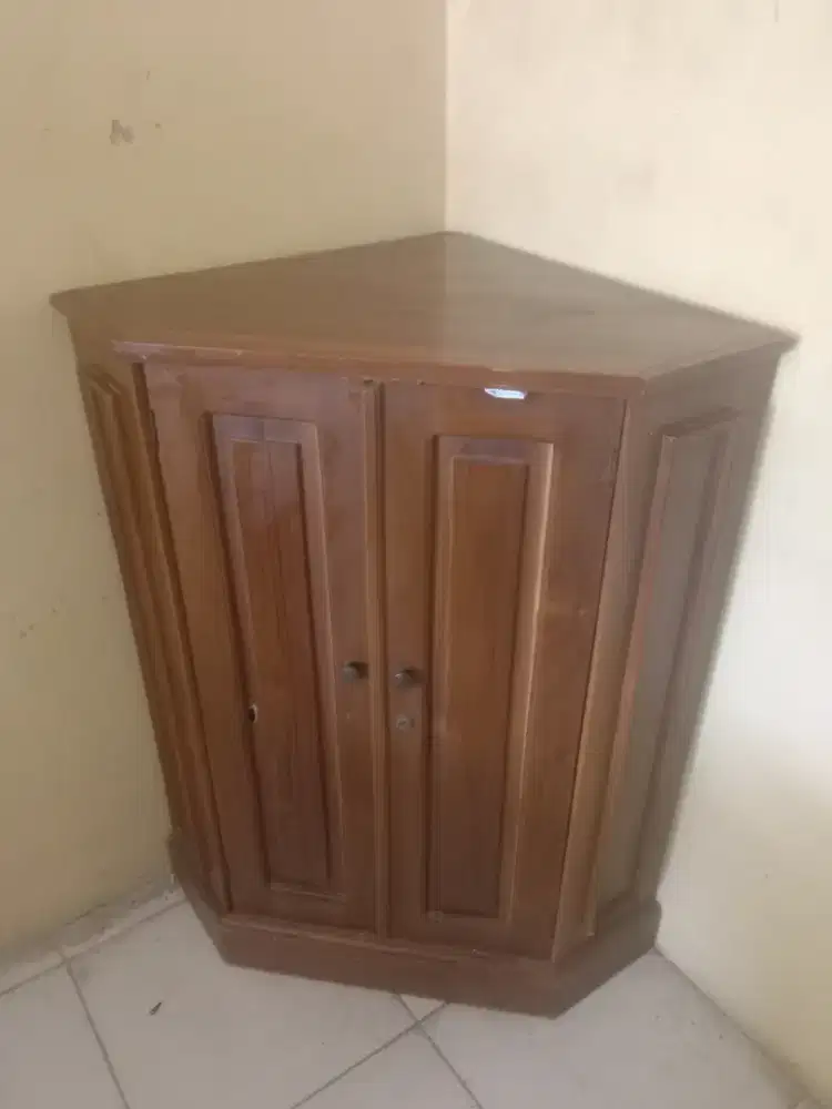 lemari sudut jati