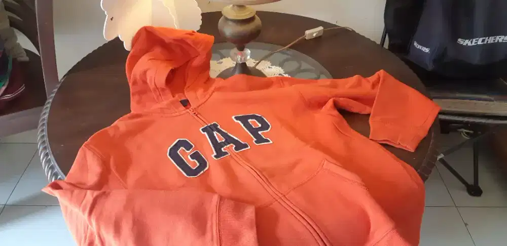 Hoodie GAP Merah & Sweater Hitam