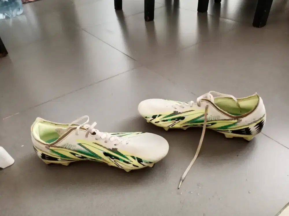 Sepatu bola merk Spec
