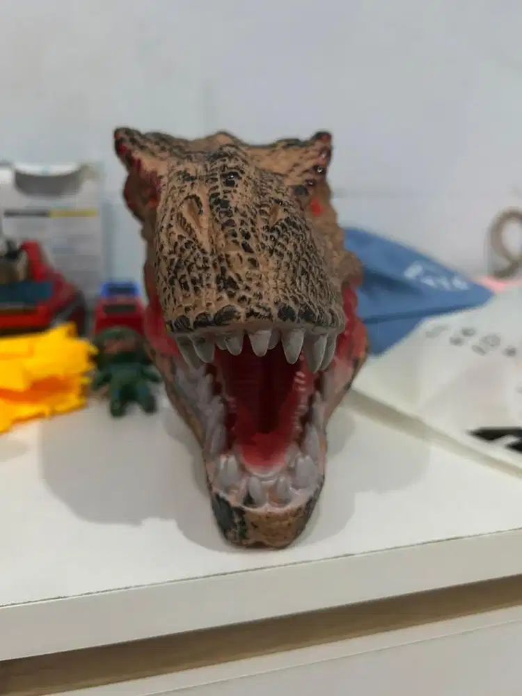 Mainan dinosaurus dari karet