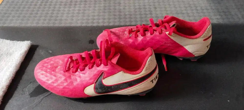 Sepatu bola second ori