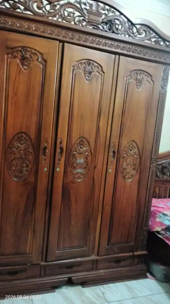 Antik...Lemari jati 3 pintu model rahwana