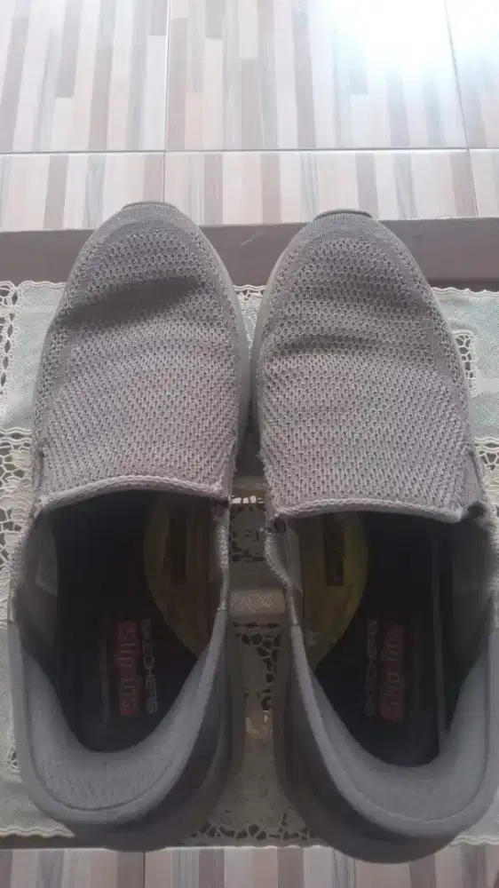 Sepatu skecher abu2 jarang d pakai ukuran 43-44
