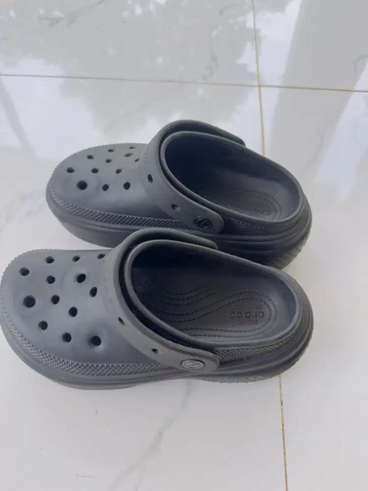 sandal crocs bekas