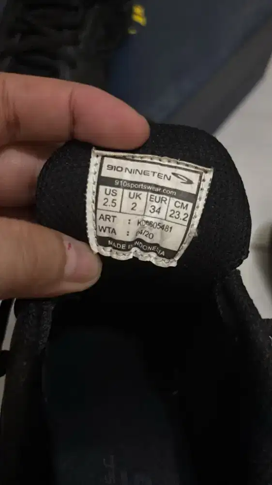 Sepatu sesuai di gambar