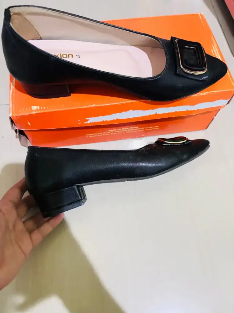 Sepatu kerja Connexion