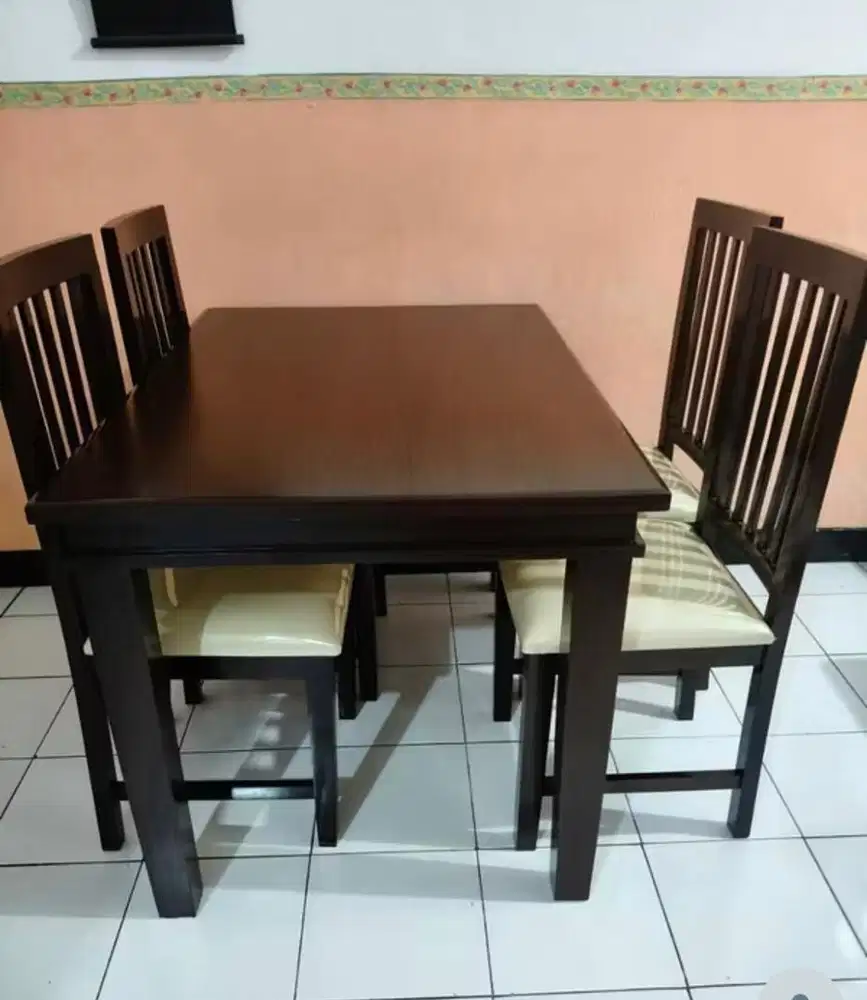 Meja makan bahan kayu mahoni