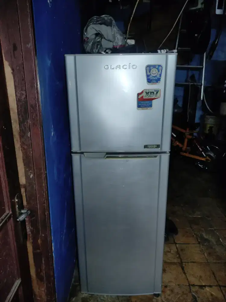 Kulkas 2 pintu thosiba glacio