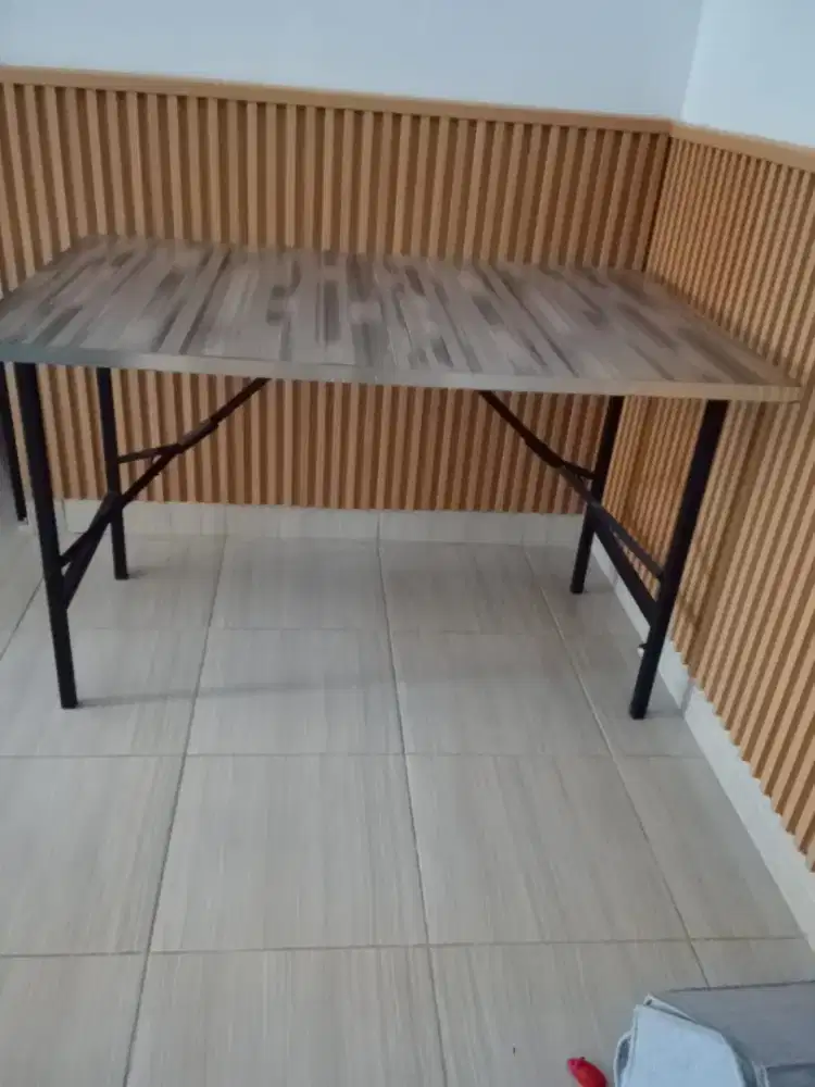 Meja makan lipat