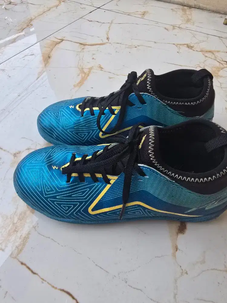 Sepatu futsal specs jr