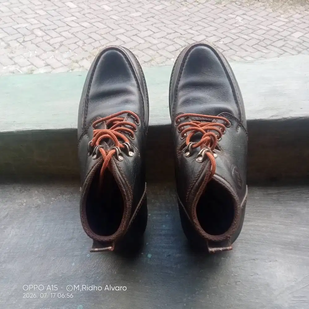 Sepatu boot kulit
