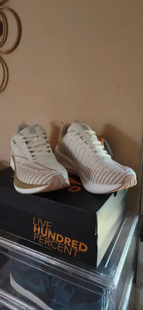 Dijual cepat sepatu baru merk Hundred size 42 lengkap Original