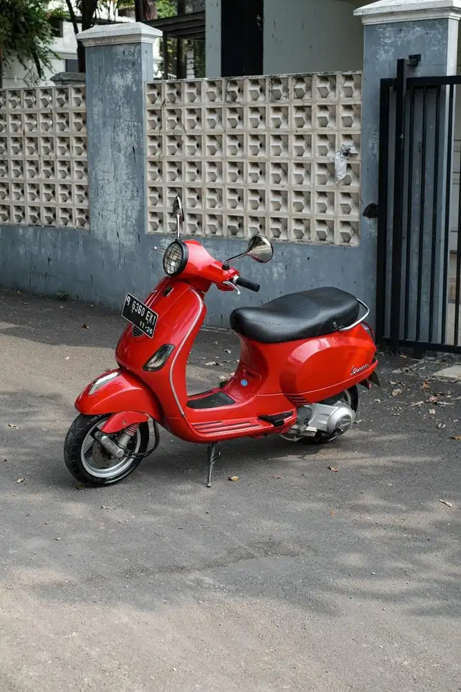 VESPA LX 150 2VIE TAHUN 2011