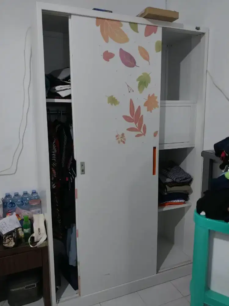 Dijual lemari pakaian besi