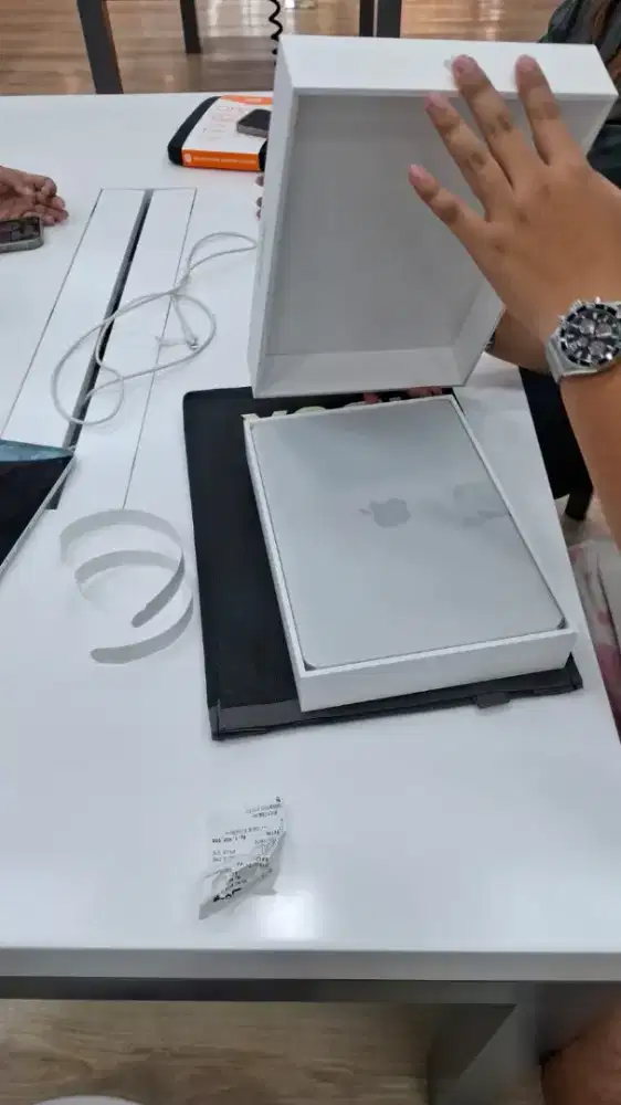 Cukup bawa KTP aja, iPad pro 11 ins