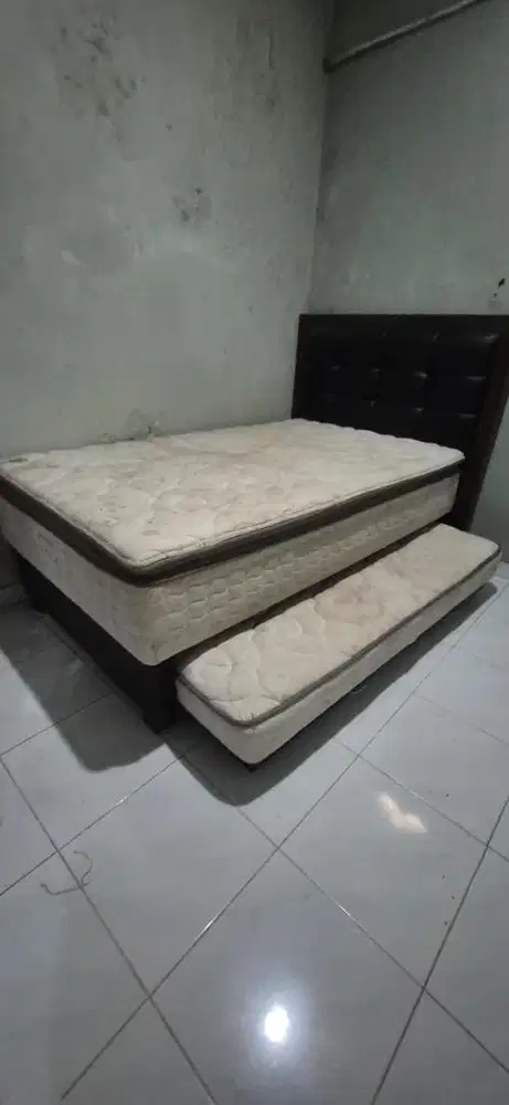 Jual Kasur Bekas Merk Guhdo Spring Bed Bonus Lemari Pajangan
