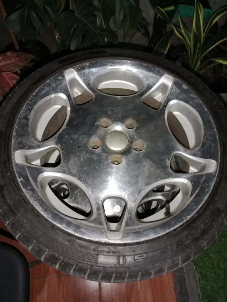 Velg dan ban 225/40/r18 accelera