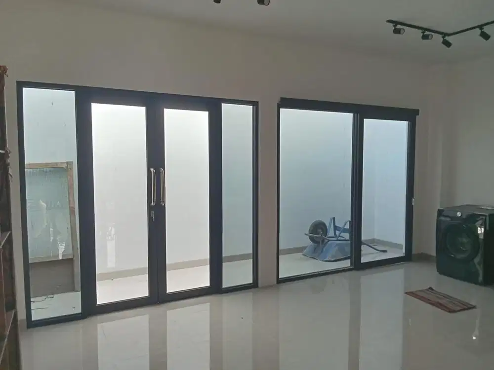 DICARI SUPIR MOBIL KACA