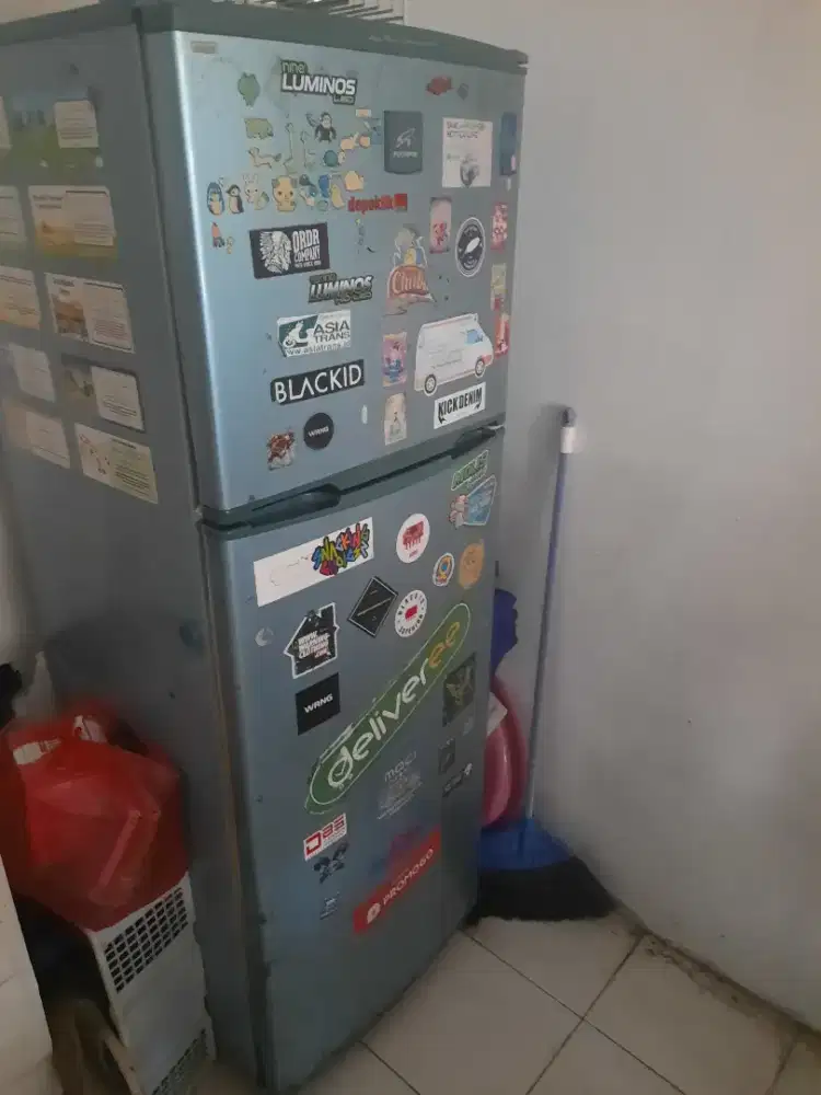 Kulkas 2 pintu merk Polytron