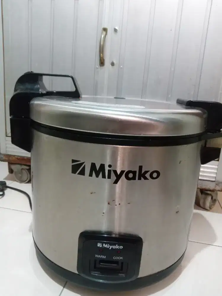 Rice cooker miyako  3 in 1 memasak,menghangatkan dan mengukus