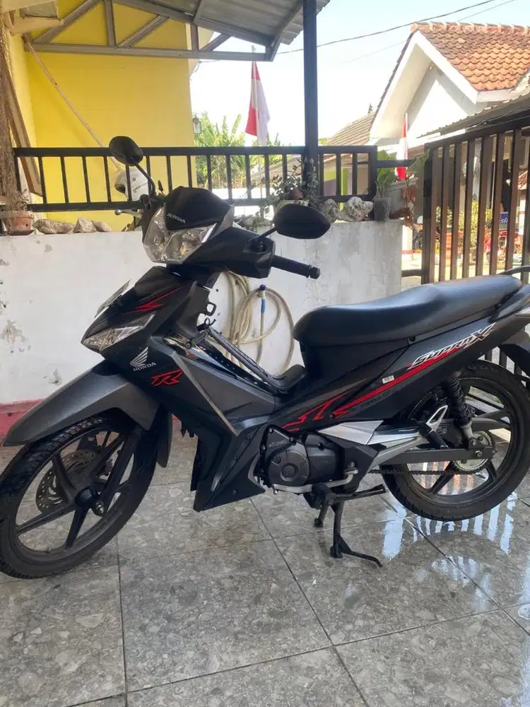 Motor Supra X 125 warna hitam kondisi bagus