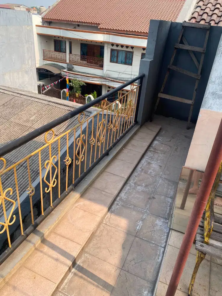 Dijual cepat rumah kontrakan dan kos-kosan 2 1/2 lantai: