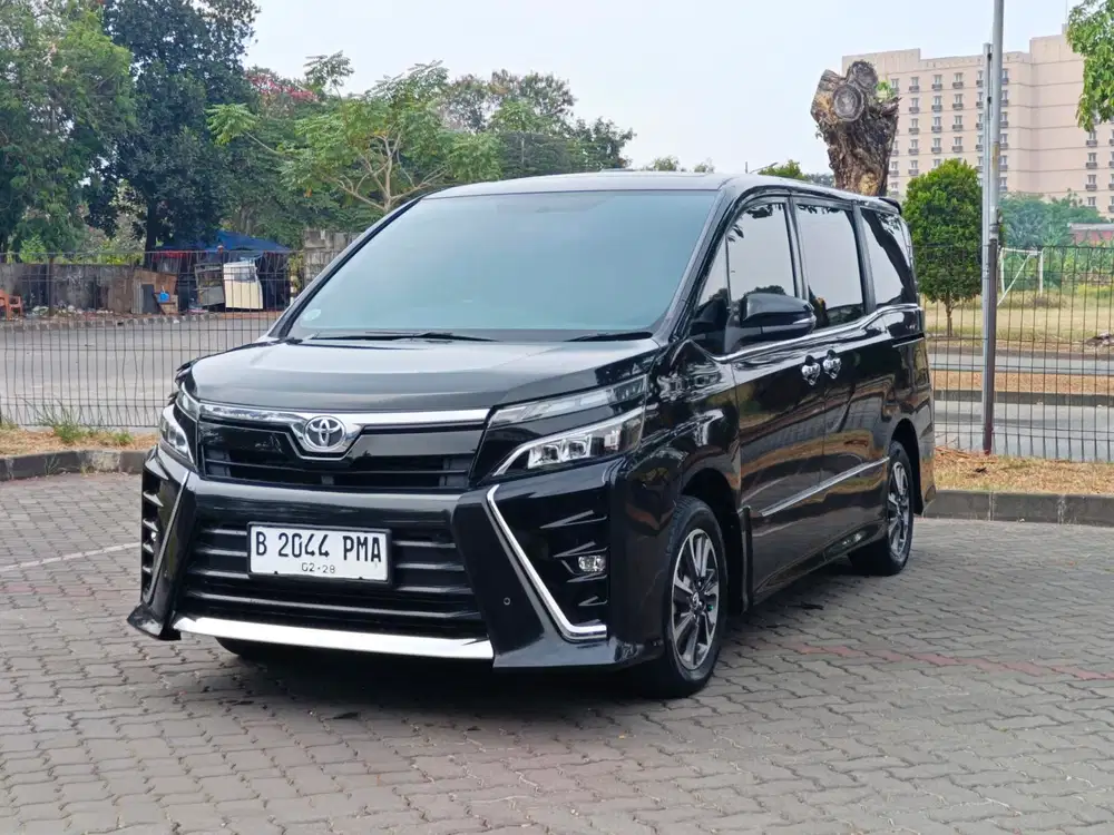 Toyota Voxy 2,0 2017, Hitam
