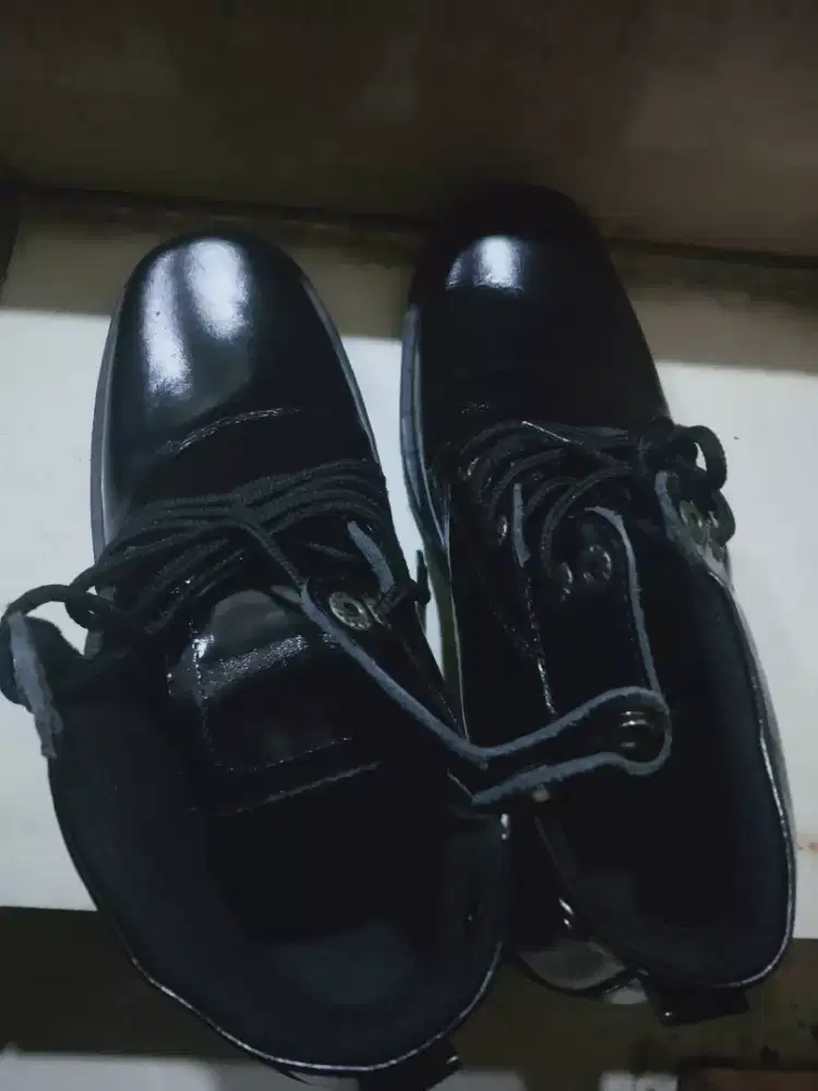 Sepatu PDH sleting.