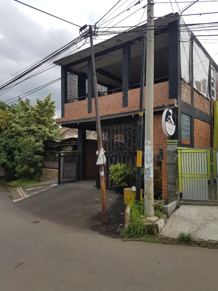 Rumah Menarik Yang Sudah Tersedia Tempat Untuk Buka Usaha