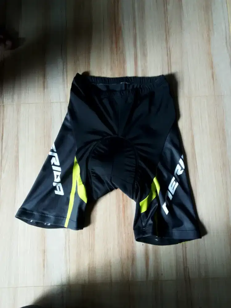 Celana sepeda dengan bantalan empuk