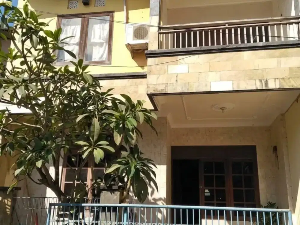 RUMAH LANTAI DUA TAMAN GRIYA FASILITAS GARASI LUAS