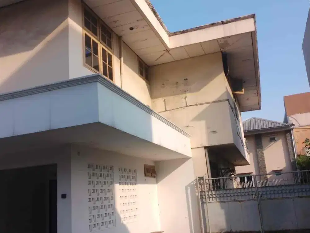 Rumah dengan Tanah Luas di Jak- Pus