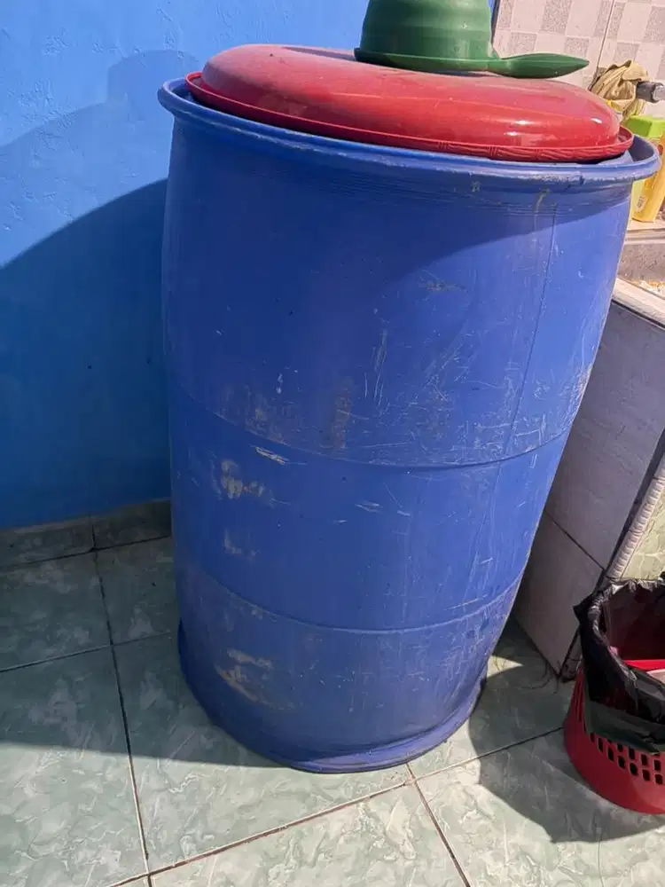 Drum biru bekas