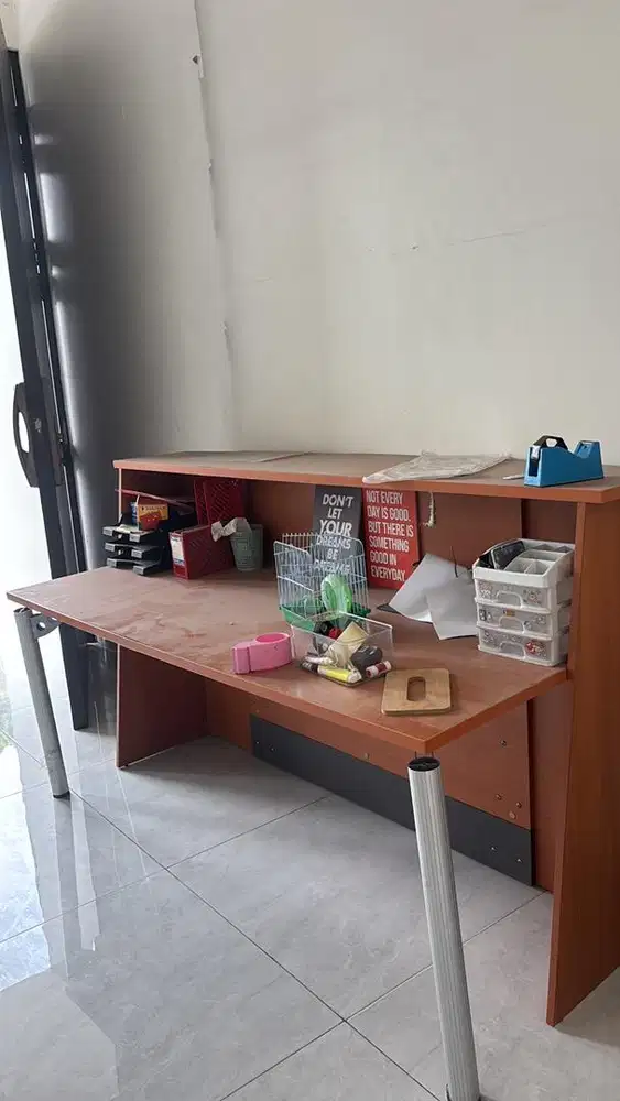 Meja kantor dan recepsionis