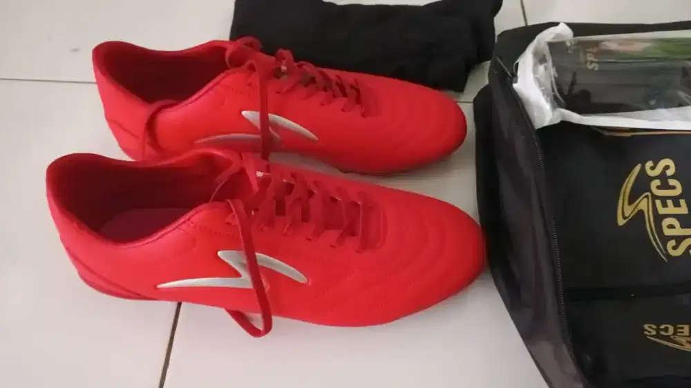 Sepatu bola specs
