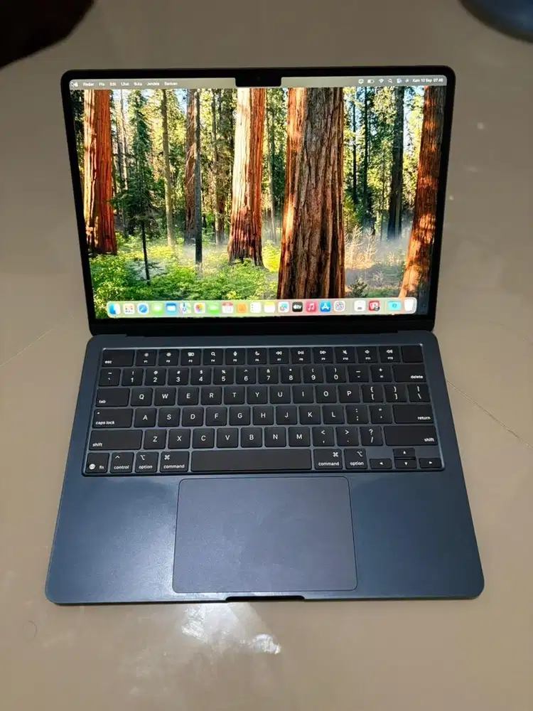 Macbook Air M4 13inc 16/256GB macbook charger saja mulus like new cc3