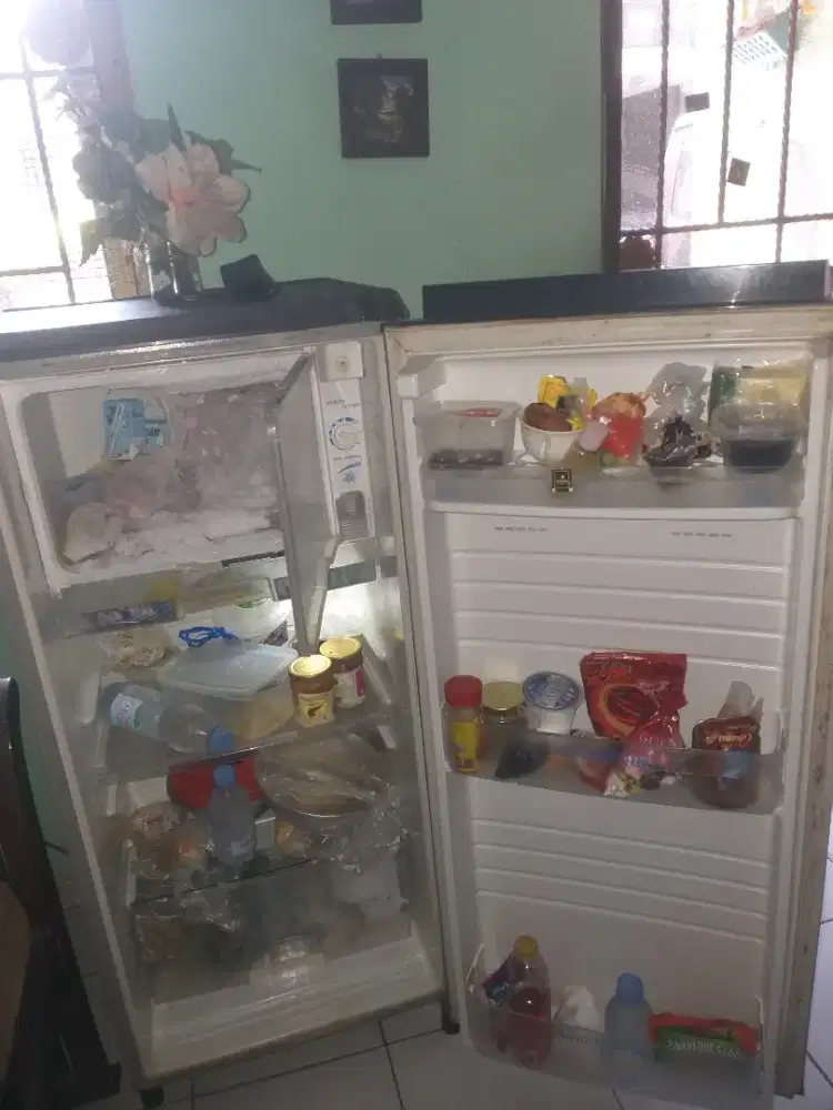 Kulkas 1 pntu sgt normal lengkap free ongkir lalamove dkt