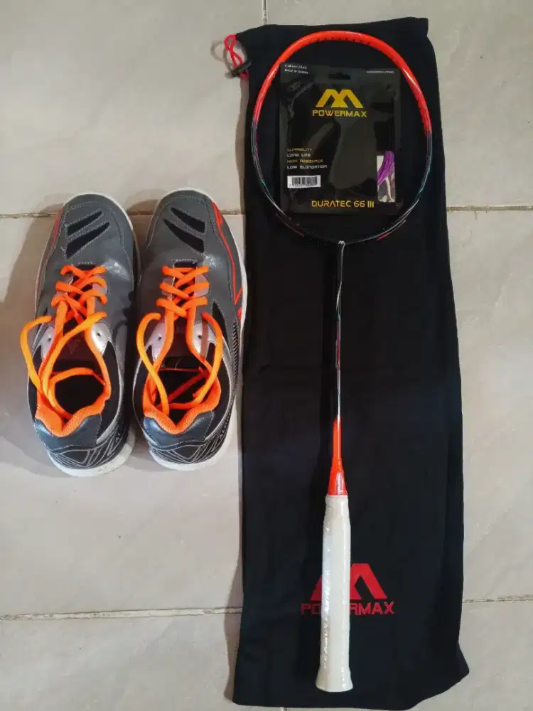 Raket dan sepatu
