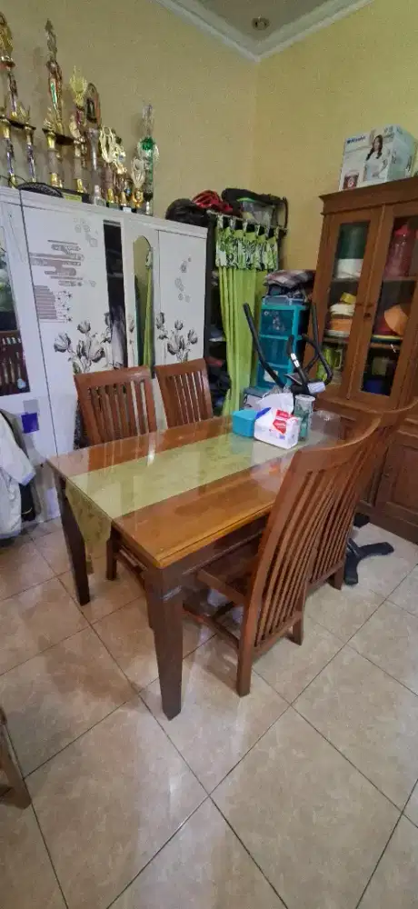 MEJA MAKAN SET, dengan 4 kursi
