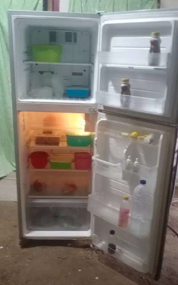 Kulkas 2 pintu SHARP JUMBO.Mesin Original Pabrik Belum Pernah Rusak.